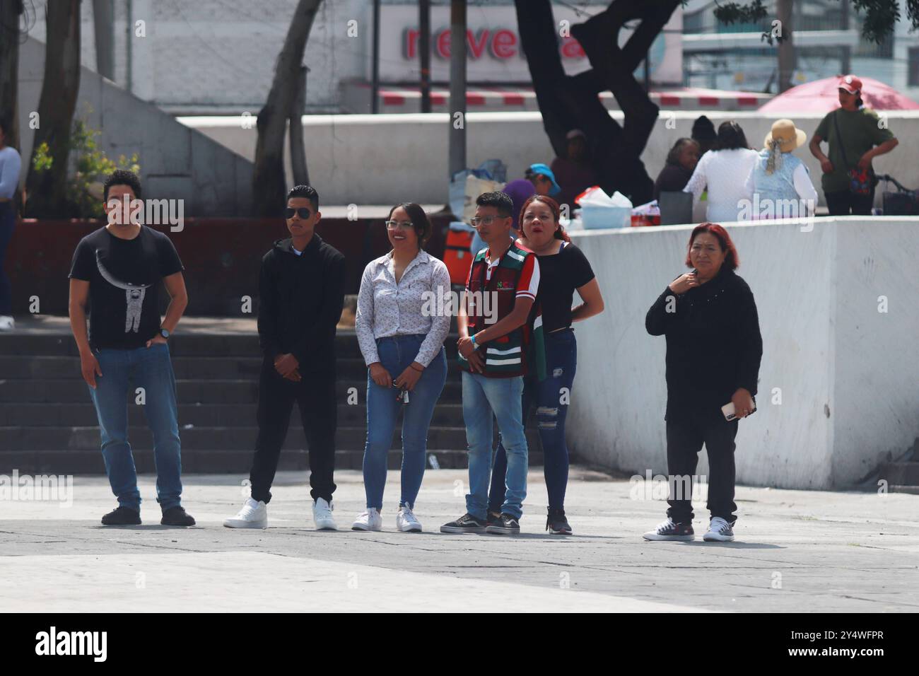 Nezahualcoyotl, Mexiko. September 2024. Mexikanische Bürger, die 2024 an der National Drill eines hypothetischen Erdbebens der Stärke 7,5 Richter mit Epizentrum in Guerrero im Stadtpalast von Nezahualcoyotl teilnahmen. Am 19. September 2024 in Mexiko. (Foto: Carlos Santiago/Eytepix Group) Credit: Eyepix Group/Alamy Live News Stockfoto