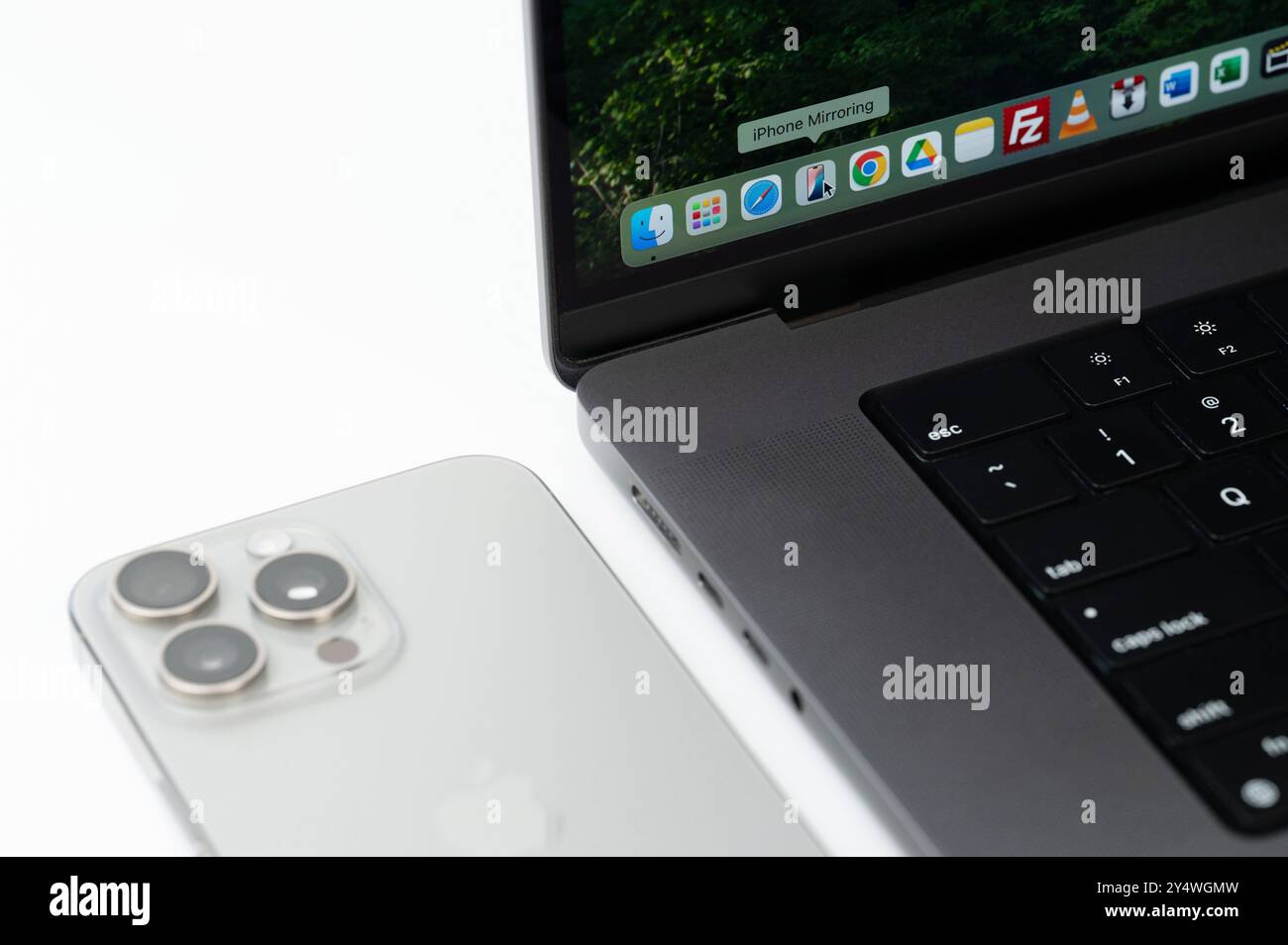 New York, USA – 17. September 2024: Überprüfung der neuen Funktionen iPhone Spiegelung auf macbook Pro auf dem Bildschirm Makroansicht Stockfoto