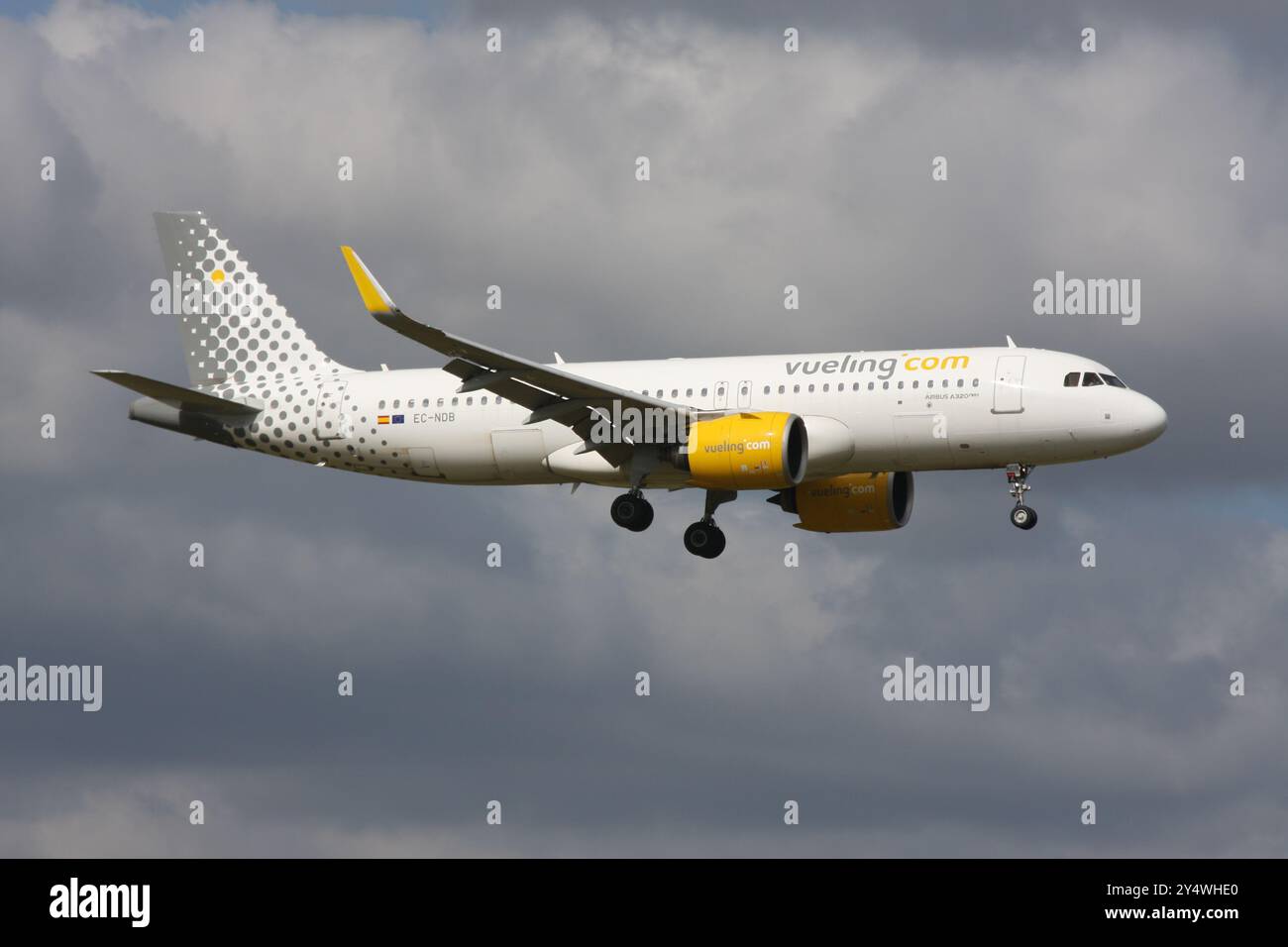 Ein Airbus A320 Neo von Vueling nähert sich dem Flughafen London Gatwick Stockfoto