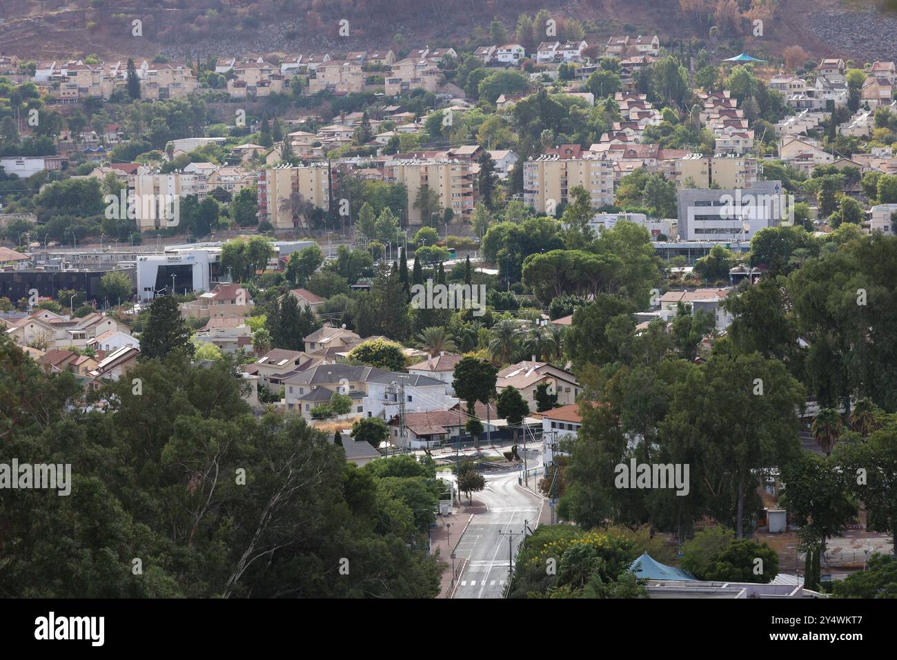 Kiryat Shmona. September 2024. Das Foto vom 19. September 2024 zeigt eine leere Straße in Kiryat Shmona im Norden Israels. Am Donnerstag berichteten die israelischen Verteidigungskräfte (IDF), dass die Hisbollah Drohnen- und Raketenangriffe in Nordisrael gestartet habe, was zum Tod zweier israelischer Soldaten und zu schweren Verletzungen eines anderen führte. Quelle: Gil Cohen Magen/Xinhua/Alamy Live News Stockfoto