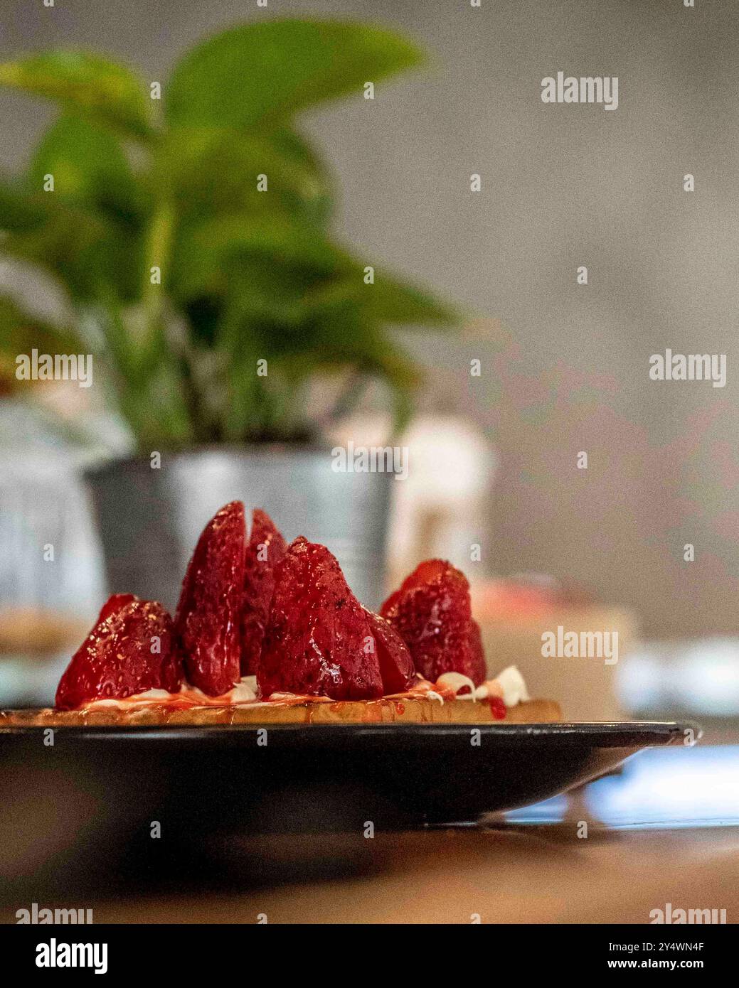 Traditionelle Cafeteria für Frühstück und Snack in Nahaufnahme-Fotoaufnahmen. Büroarbeiten auf Couchtisch. Teilen Sie sich das Frühstück im Freien mit Kuchen, wa Stockfoto
