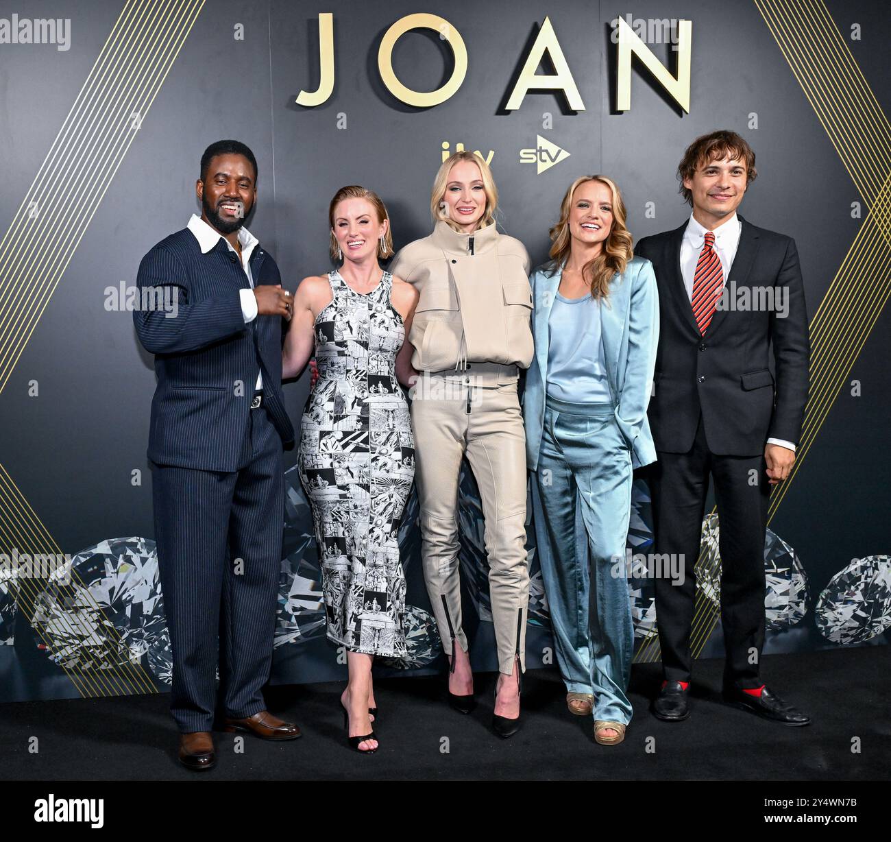 London, Großbritannien. September 2024. (L-R) Gershwyn Eustache Jnr, Kirsty J Curtis, Sophie Turner, Laura Aikman, Frank Dillane beim Start der ITV-Drama-Serie „Joan“ im Jack Solomans Club, London, Großbritannien. Editorial Note: Das ITV-Drama „Joan“ wird am 29. September 2024 auf ITV und ITVX erscheinen. Quelle: LFP/Alamy Live News Stockfoto