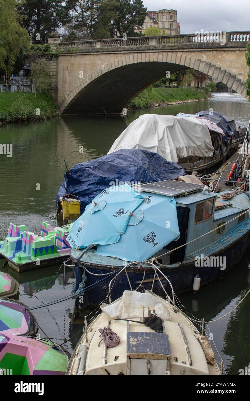 25. April 24 Eine Gruppe Boote legte auf dem Fluss Avon an der Spring Gardens Road in Bath Somerset England an. Diese Boote sind immer noch unter Winterschutz. Stockfoto