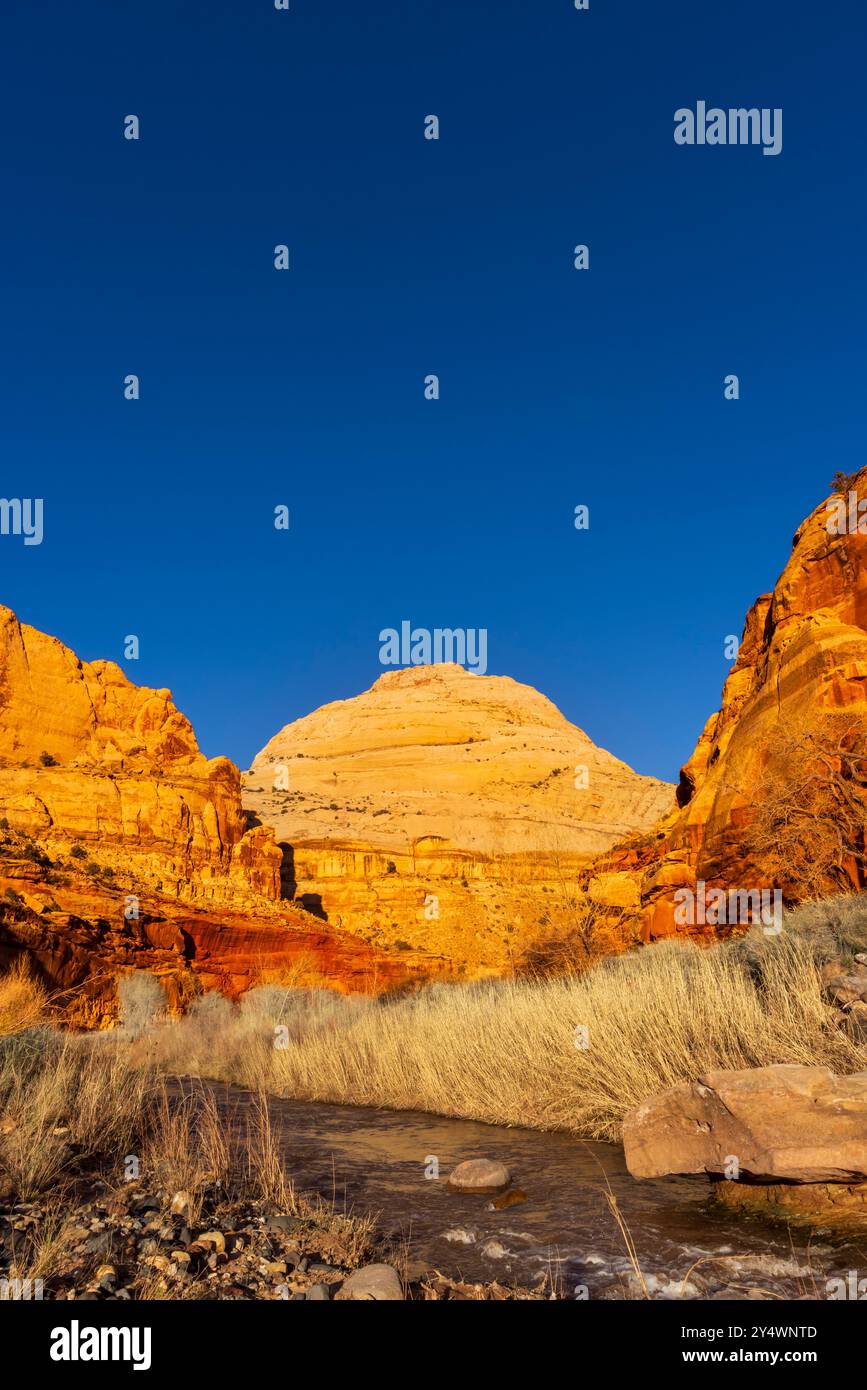 Capitol Dome und Freemont River kurz vor Sonnenuntergang im Capitol Reef National Park, Utah Stockfoto