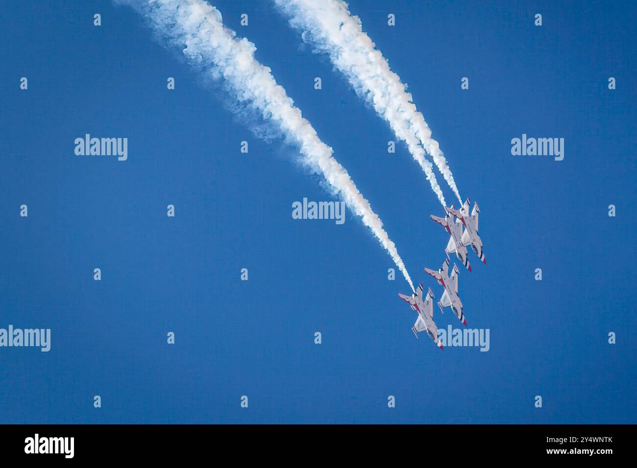 Die US Air Force Thunderbirds treten 2024 auf der Legacy of Liberty Airshow auf der Holloman Air Force Base in der Nähe von Alamogordo, New Mexico, auf. Stockfoto