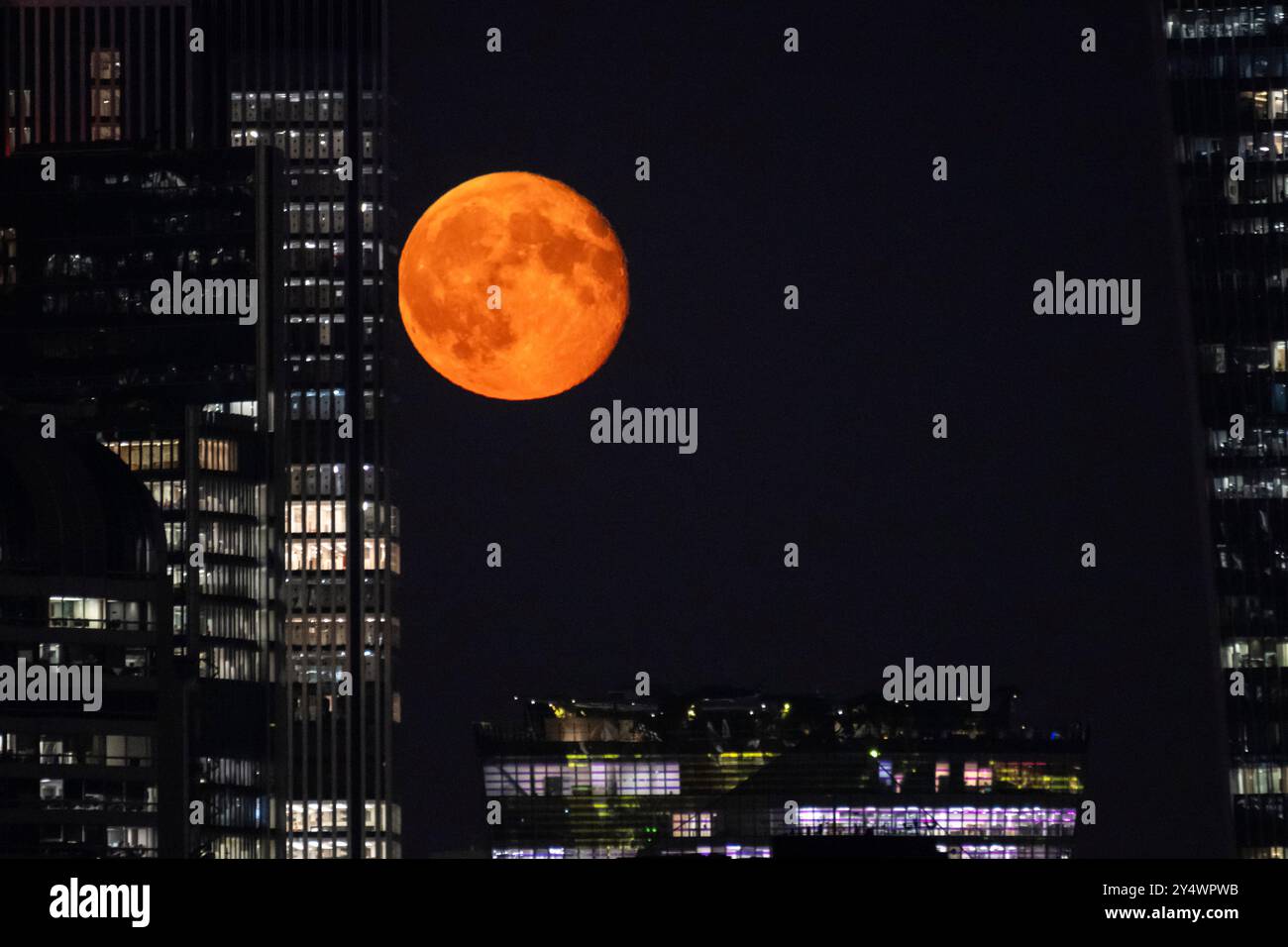 London, Großbritannien. 19. September 2024. Wetter in Großbritannien – Ein 96% abnehmender Mond steigt über der City of London auf. In diesem Monat war der Vollmond, der so benannt wurde, weil er der nächste Vollmond der herbstlichen Tagundnachtgleiche ist, auch ein Supermond, da er nahe an seiner nächsten Annäherung an die Erde ist und etwas größer und heller als sonst aussieht. Quelle: Stephen Chung / Alamy Live News Stockfoto