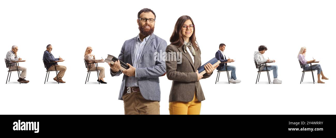 Mann und Frau, die Bücher vor Leuten halten, die in Schulstühlen sitzen, isoliert auf weißem Hintergrund Stockfoto