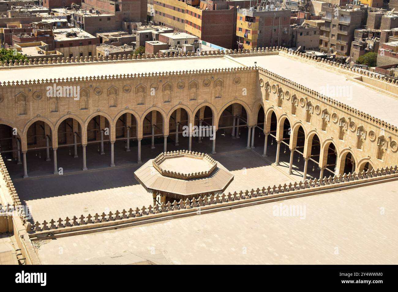 Ein hoher Blick auf das Innere einer historischen Moschee in kairo, ägypten bei sonnigem Tag Stockfoto