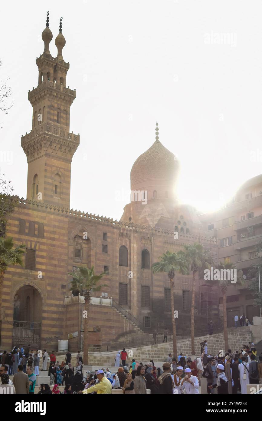 Der Blick auf die Zitadelle von salahuddin und die Moschee von ali Pascha in kairo ägypten ist bei Tageslicht vom Boden aus Stockfoto