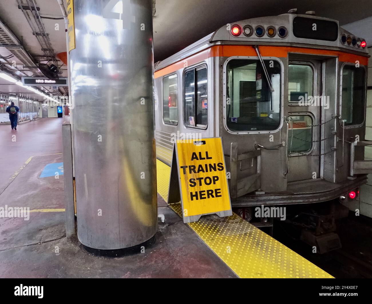 Ein SEPTA-Zug der Broad Street Line wartet auf Passagiere an der NRG-Station an der Broad Street und der Pattison Street in Philadelphia. Stockfoto