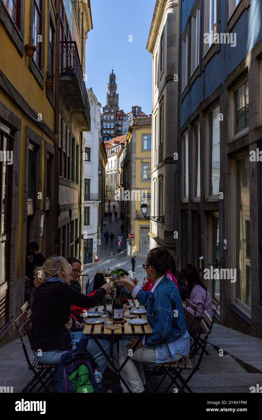 Essen in einer engen Straße in Porto, Portugal Stockfoto