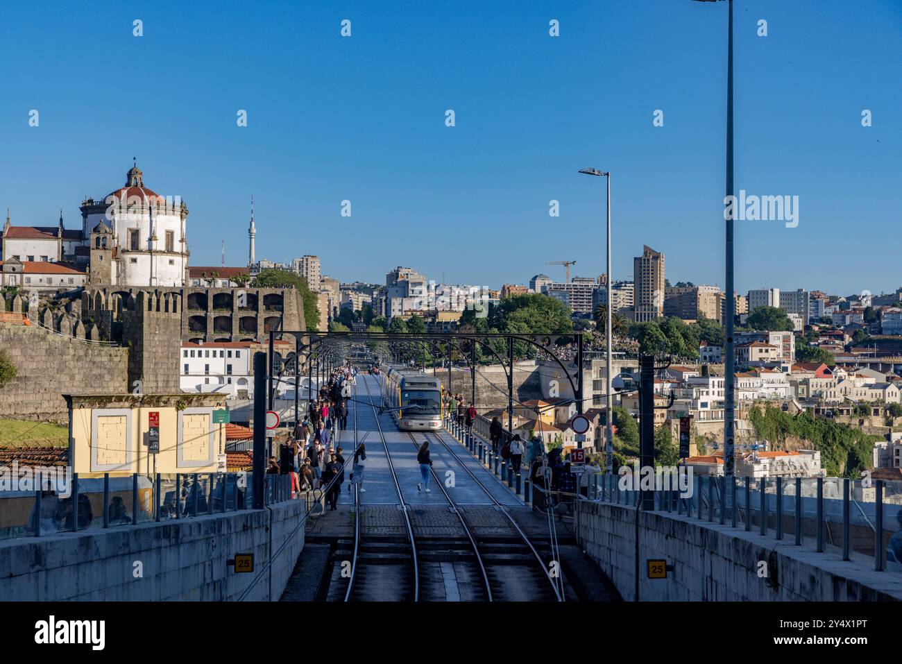 Die Leute überqueren das Doube Deck Ponte Luis über den Duoro Fluss in Porto, Portugal Stockfoto