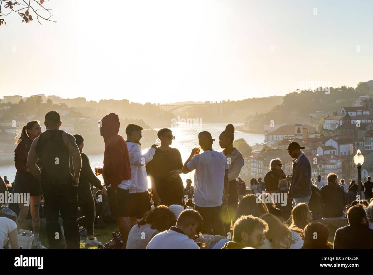 Besucher treffen sich im Jardim do Moro, einem wunderschönen Park auf dem Hügel mit Blick auf den Duoro Fluss, bei Sonnenuntergang in Porto, Portugal Stockfoto