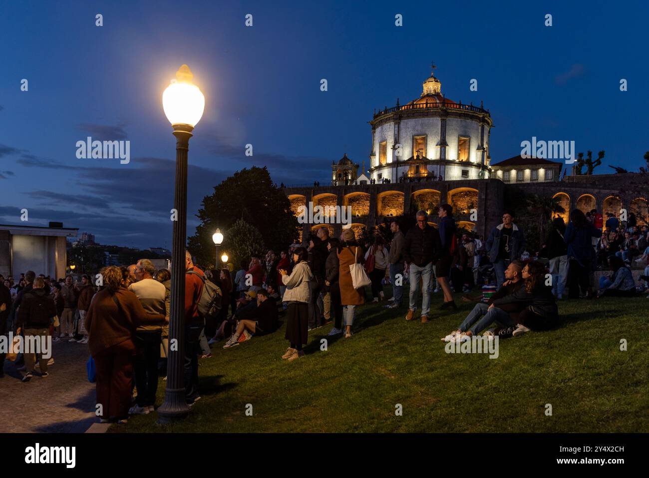 Besucher treffen sich im Jardim do Moro, einem wunderschönen Park auf dem Hügel mit Blick auf den Duoro Fluss, bei Sonnenuntergang in Porto, Portugal Stockfoto