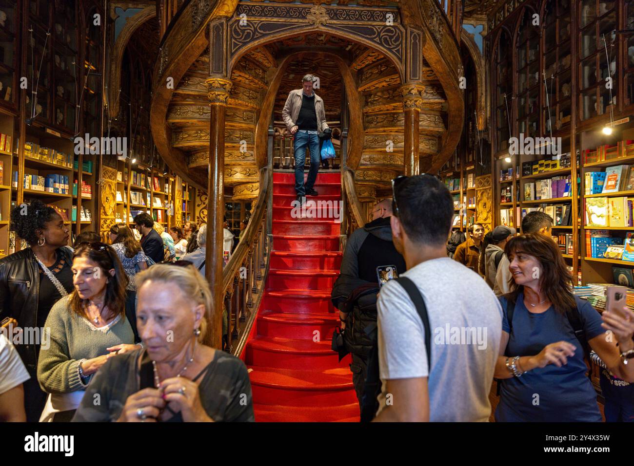 Der Buchladen Livraria Lello, auch bekannt als Lello Bookshop, in Porto, Portugal, inspirierte J.K. Rowling, den Autor von Harry Potter. Stockfoto