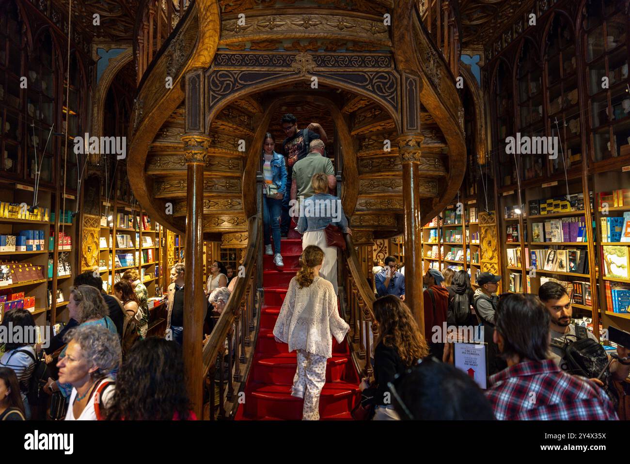 Der Buchladen Livraria Lello, auch bekannt als Lello Bookshop, in Porto, Portugal, inspirierte J.K. Rowling, den Autor von Harry Potter. Stockfoto