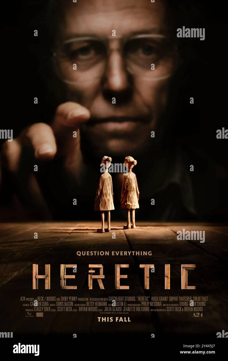 Heretic (2024) von Scott Beck und Bryan Woods mit Hugh Grant, Sophie Thatcher und Chloe East. Zwei mormonische Missionare sind gezwungen, ihren Glauben zu beweisen, wenn sie an die falsche Tür klopfen und von dem teuflischen Mr. Reed begrüßt werden und sich in ein tödliches Katz-und-Maus-Spiel verstricken. Poster FÜR US-Teaser ***NUR FÜR REDAKTIONELLE ZWECKE***. Quelle: BFA / A24 Stockfoto