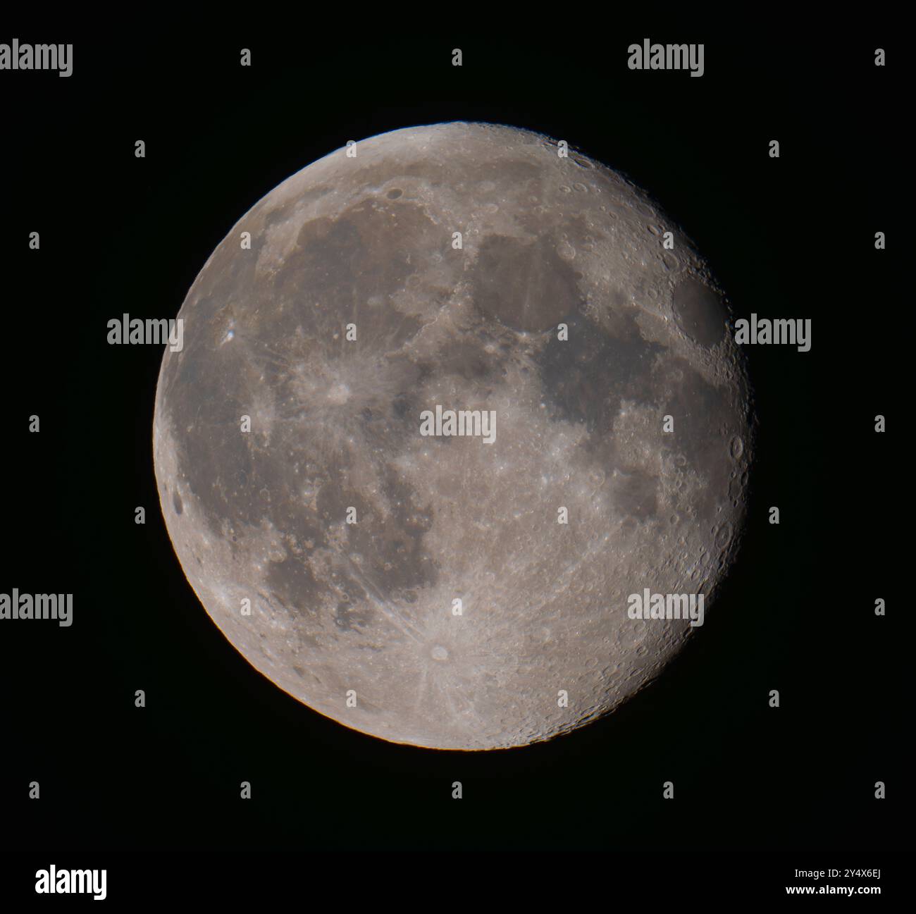 London, Großbritannien. September 2024. Ein heller abnehmender Gibbous Mond am klaren Himmel über London, Großbritannien. Quelle: Malcolm Park/Alamy Live News Stockfoto