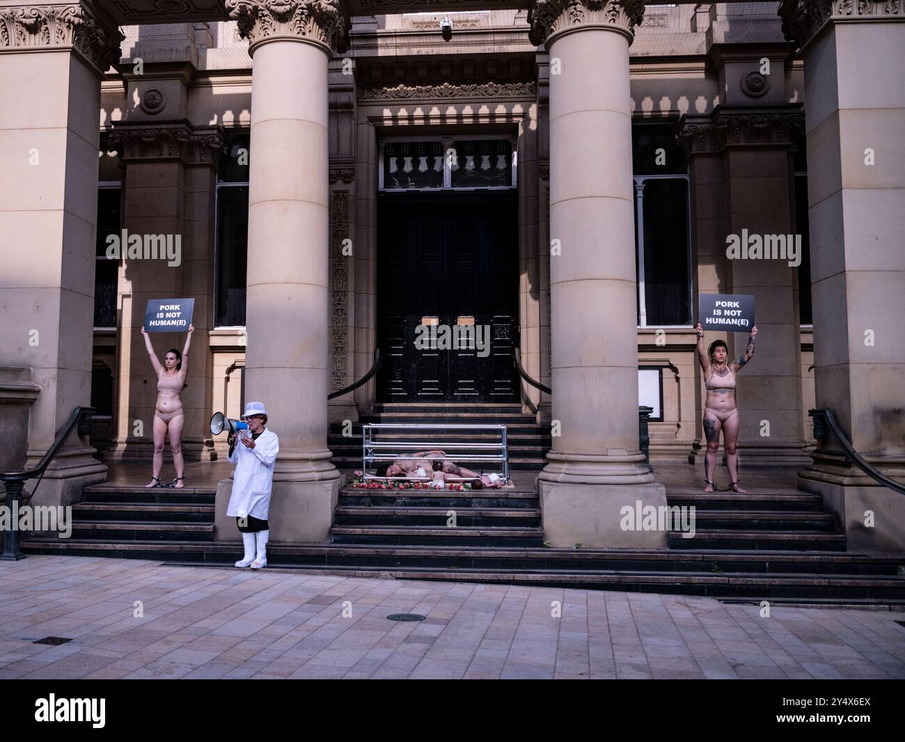 Animal Justice Project x speciesism.wtf Animal Rights Art Installation Protest in Birmingham City Centre, 14. September 2024 Stockfoto