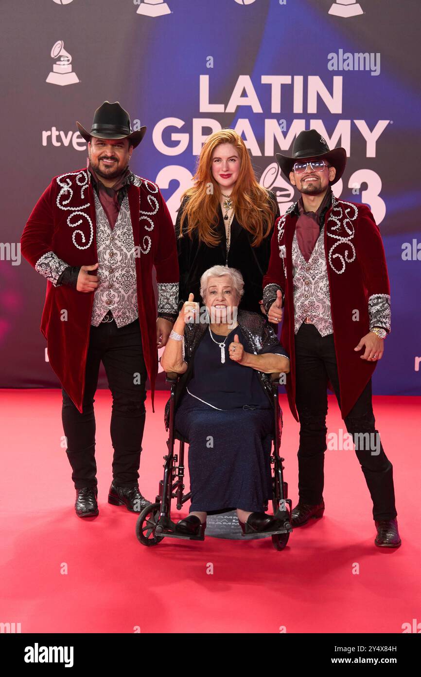 La abuela Irma Silva besucht den roten Teppich während der 24. Jährlichen Latin GRAMMY Awards am 16. November 2023 in Sevilla. Stockfoto