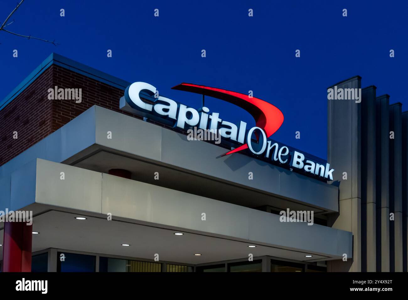Nahaufnahme des Capital One-Schilds am Gebäude. Stockfoto