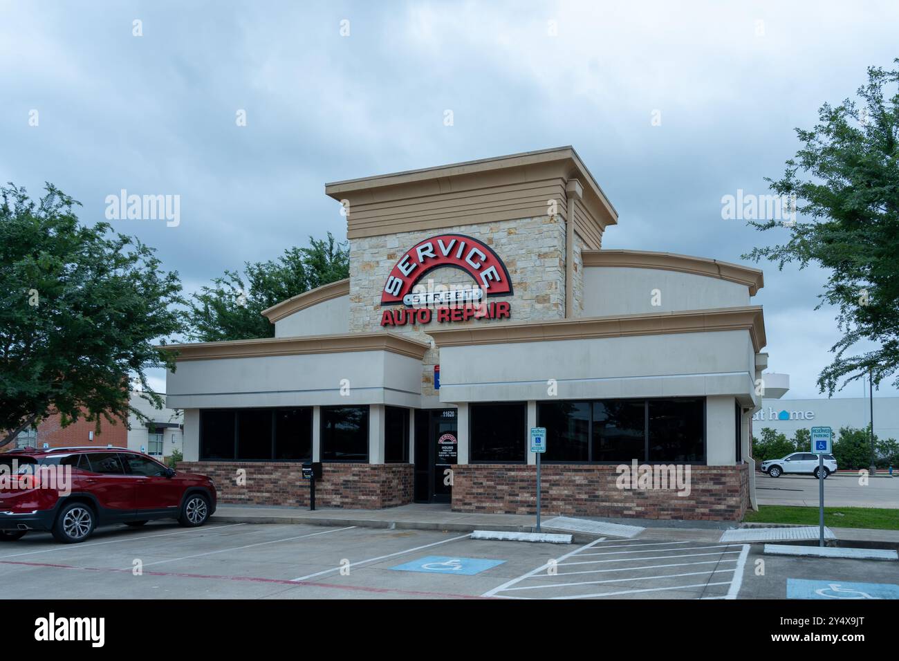 Eine Service Street Tire and Auto Repair Werkstatt in 11620 Broadway St. in Pearland, Texas, USA. Stockfoto
