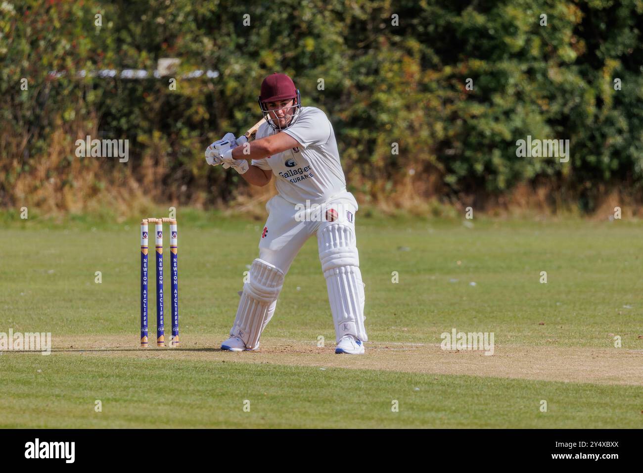 Der Newton Aycliffe Cricket Club war an einem sonnigen Samstagnachmittag Gastgeber des Middlesborough Cricket Club. Batsman bereitet sich darauf vor, den Ball zu schlagen Stockfoto