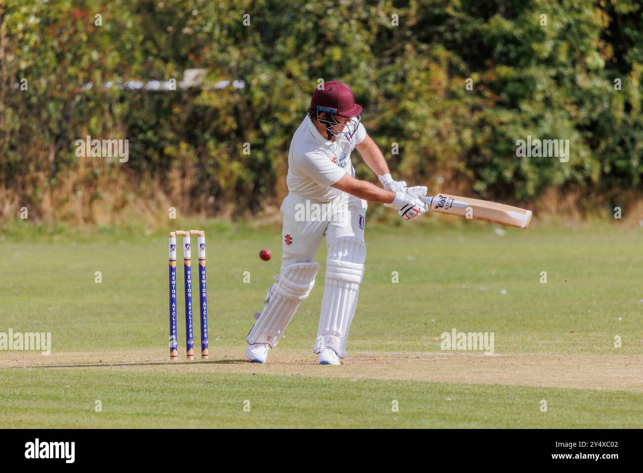 Der Newton Aycliffe Cricket Club war an einem sonnigen Samstagnachmittag Gastgeber des Middlesborough Cricket Club. Schlagmann verpasst den Ball Stockfoto