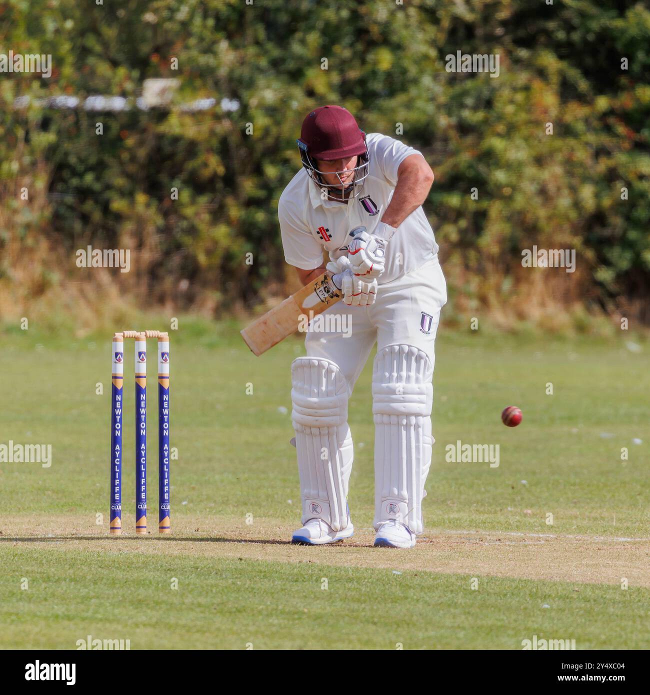 Der Newton Aycliffe Cricket Club war an einem sonnigen Samstagnachmittag Gastgeber des Middlesborough Cricket Club. Batsman bereitet sich darauf vor, den Ball zu schlagen Stockfoto