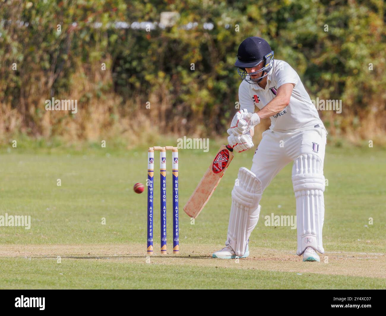 Der Newton Aycliffe Cricket Club war an einem sonnigen Samstagnachmittag Gastgeber des Middlesborough Cricket Club. Schlagmann schlägt den Ball in Richtung der Rutschen Stockfoto