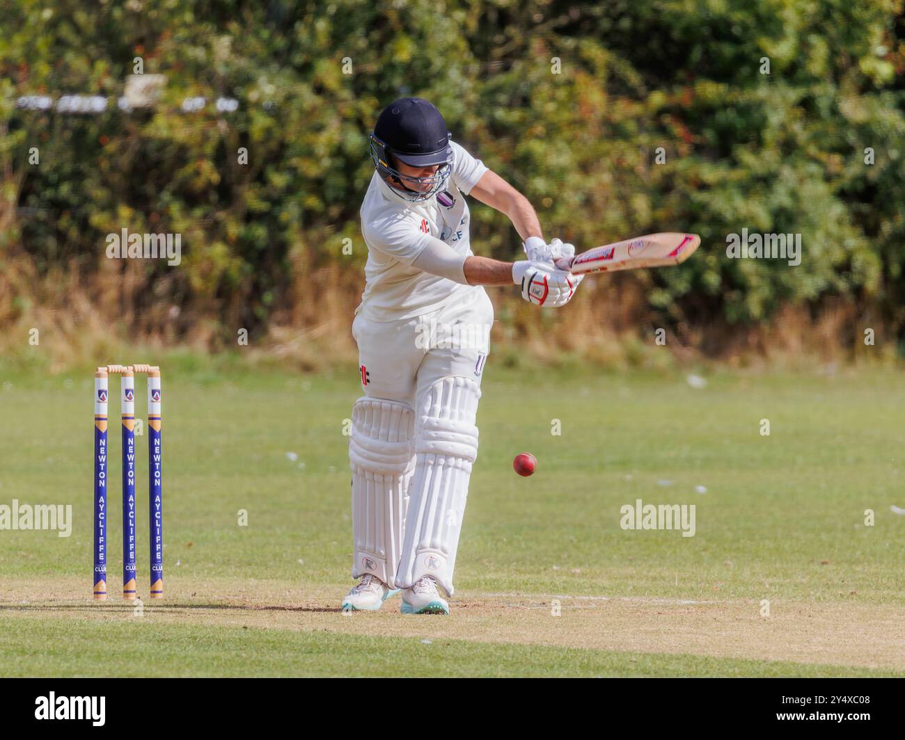 Der Newton Aycliffe Cricket Club war an einem sonnigen Samstagnachmittag Gastgeber des Middlesborough Cricket Club. Schlagmann schlägt den Ball Stockfoto