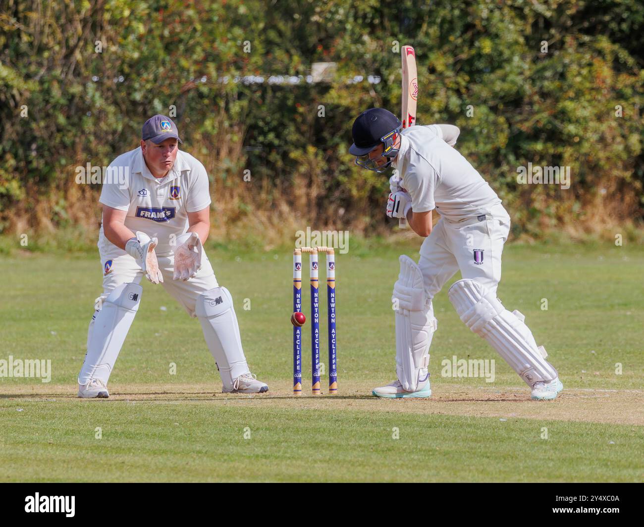 Der Newton Aycliffe Cricket Club war an einem sonnigen Samstagnachmittag Gastgeber des Middlesborough Cricket Club. Der Ball kommt nahe an Wickets Stockfoto
