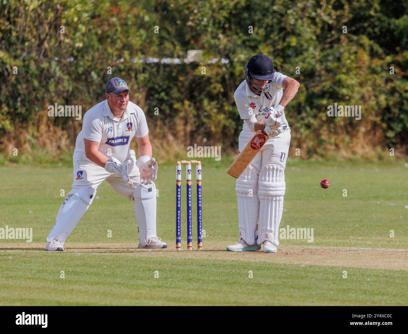 Der Newton Aycliffe Cricket Club war an einem sonnigen Samstagnachmittag Gastgeber des Middlesborough Cricket Club. Batsman bereitet sich darauf vor, den Ball zu schlagen Stockfoto