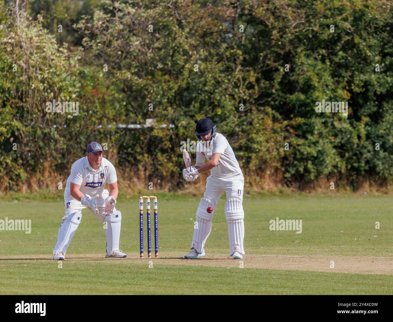 Der Newton Aycliffe Cricket Club war an einem sonnigen Samstagnachmittag Gastgeber des Middlesborough Cricket Club. Batsman bereitet sich darauf vor, den Ball zu schlagen Stockfoto