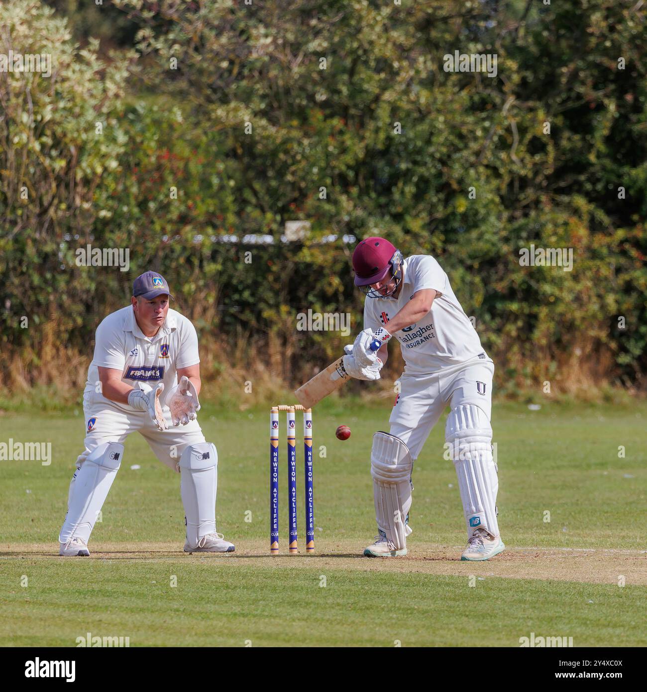 Der Newton Aycliffe Cricket Club war an einem sonnigen Samstagnachmittag Gastgeber des Middlesborough Cricket Club. Batsman bereitet sich darauf vor, den Ball zu schlagen Stockfoto