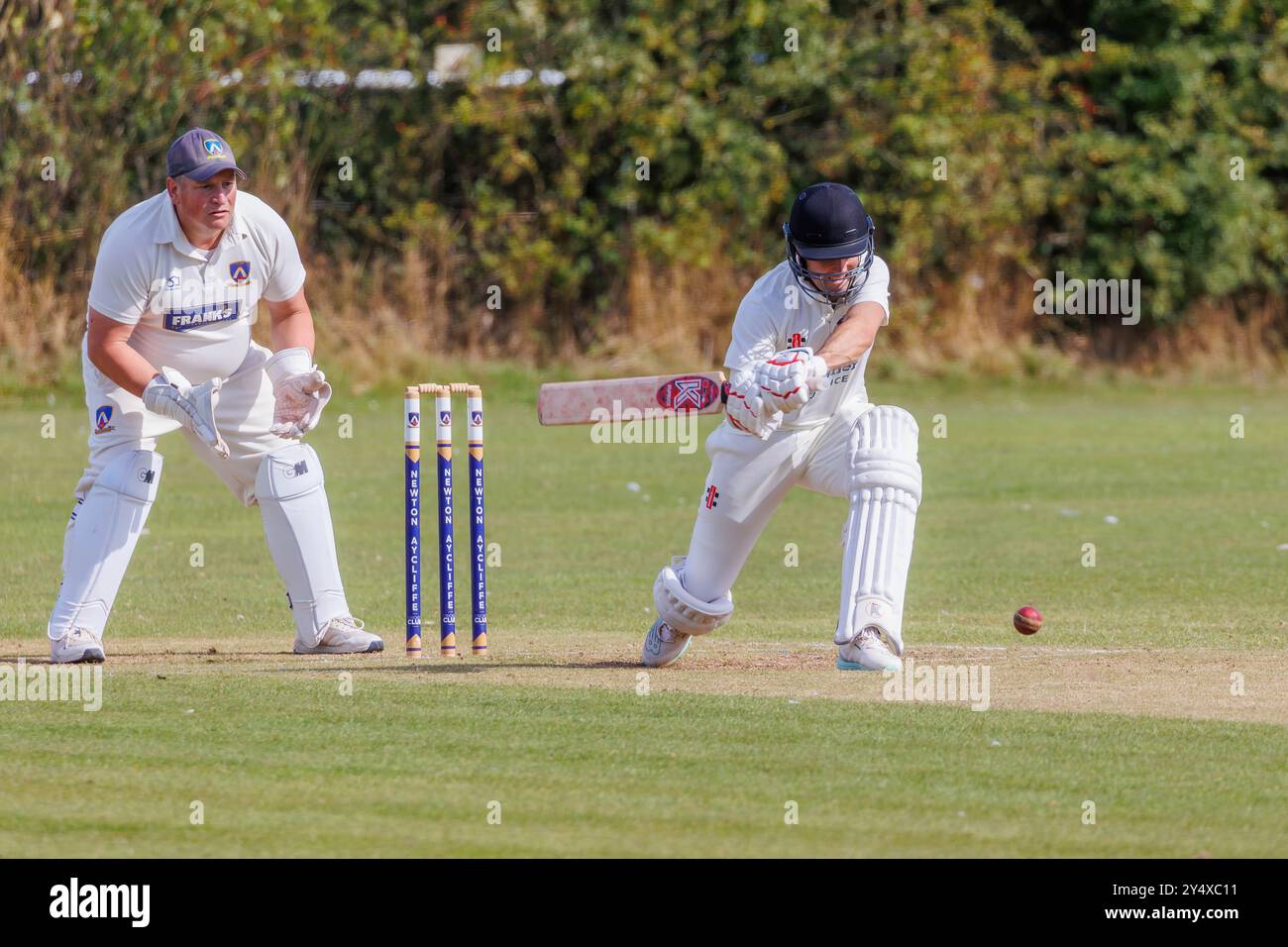 Der Newton Aycliffe Cricket Club war an einem sonnigen Samstagnachmittag Gastgeber des Middlesborough Cricket Club. Batsman bereitet sich darauf vor, einen tiefen Ball zu treffen Stockfoto