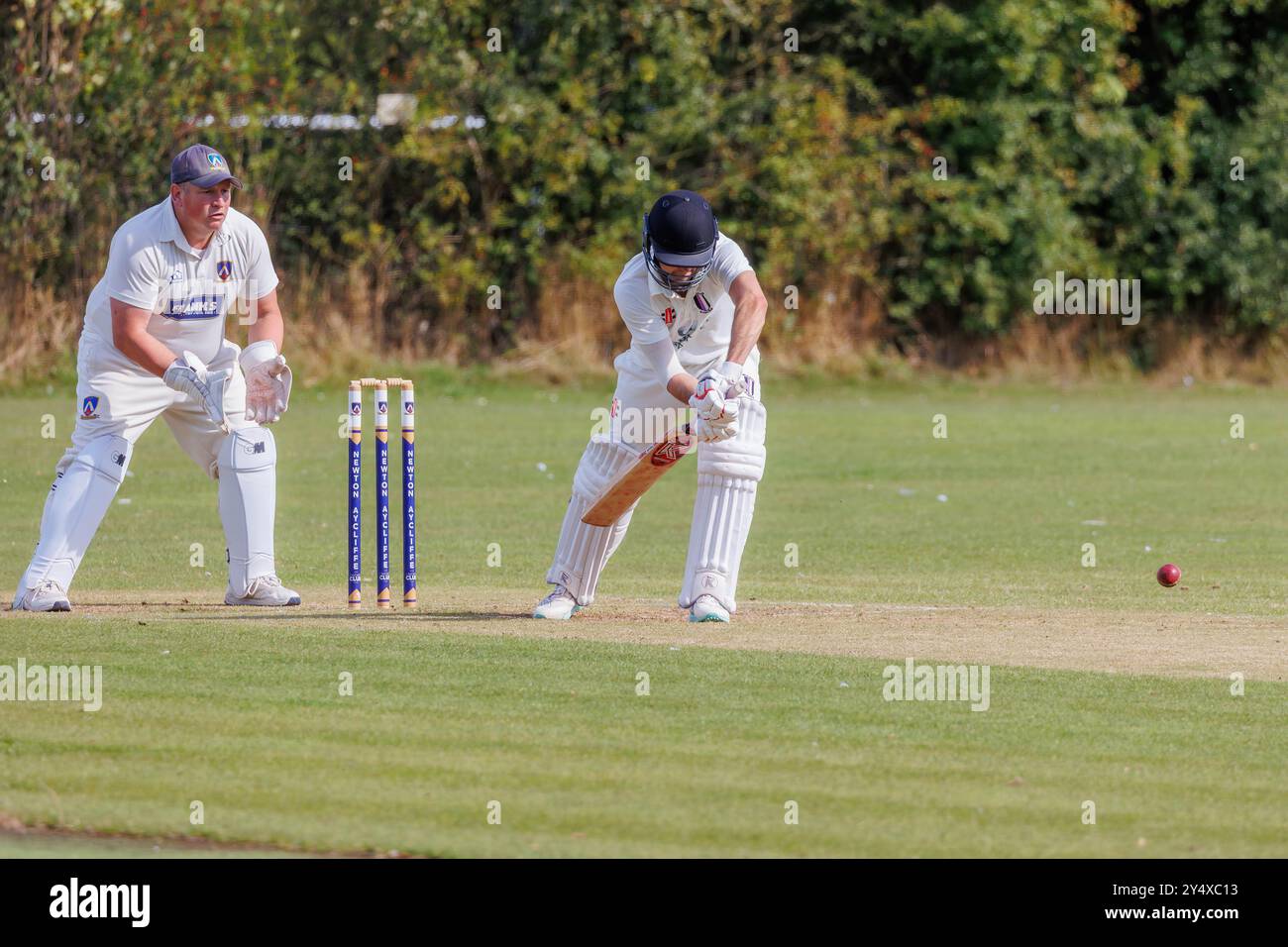 Der Newton Aycliffe Cricket Club war an einem sonnigen Samstagnachmittag Gastgeber des Middlesborough Cricket Club. Batsman bereitet sich darauf vor, den Ball zu schlagen Stockfoto