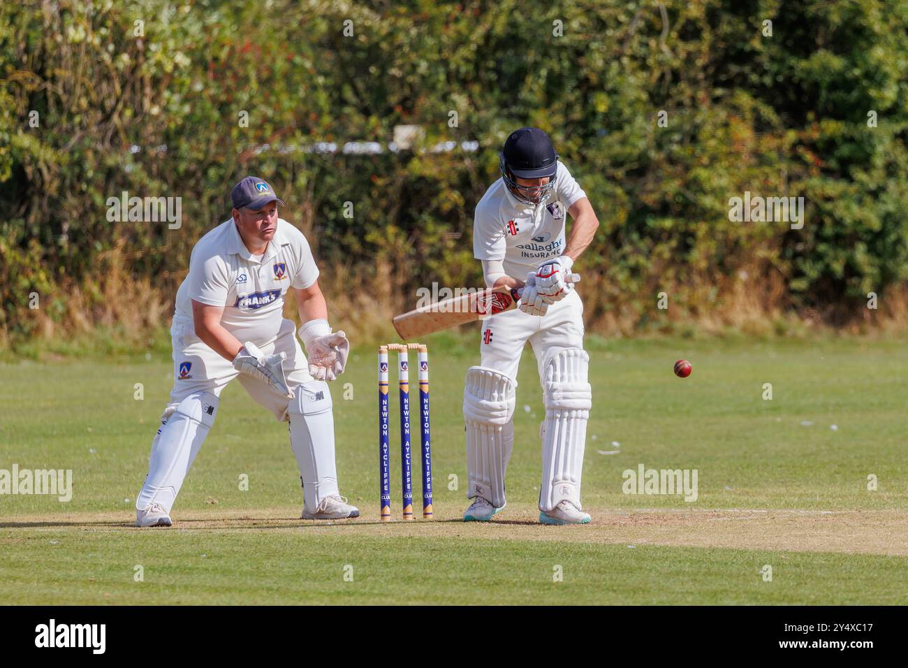 Der Newton Aycliffe Cricket Club war an einem sonnigen Samstagnachmittag Gastgeber des Middlesborough Cricket Club. Batsman bereitet sich darauf vor, den Ball zu schlagen Stockfoto