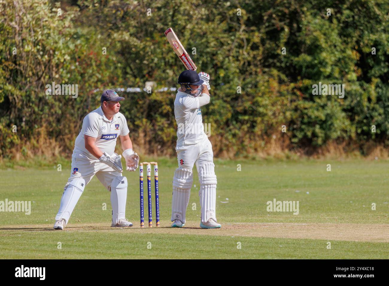Der Newton Aycliffe Cricket Club war an einem sonnigen Samstagnachmittag Gastgeber des Middlesborough Cricket Club. Schlagmann schlägt den Ball Stockfoto