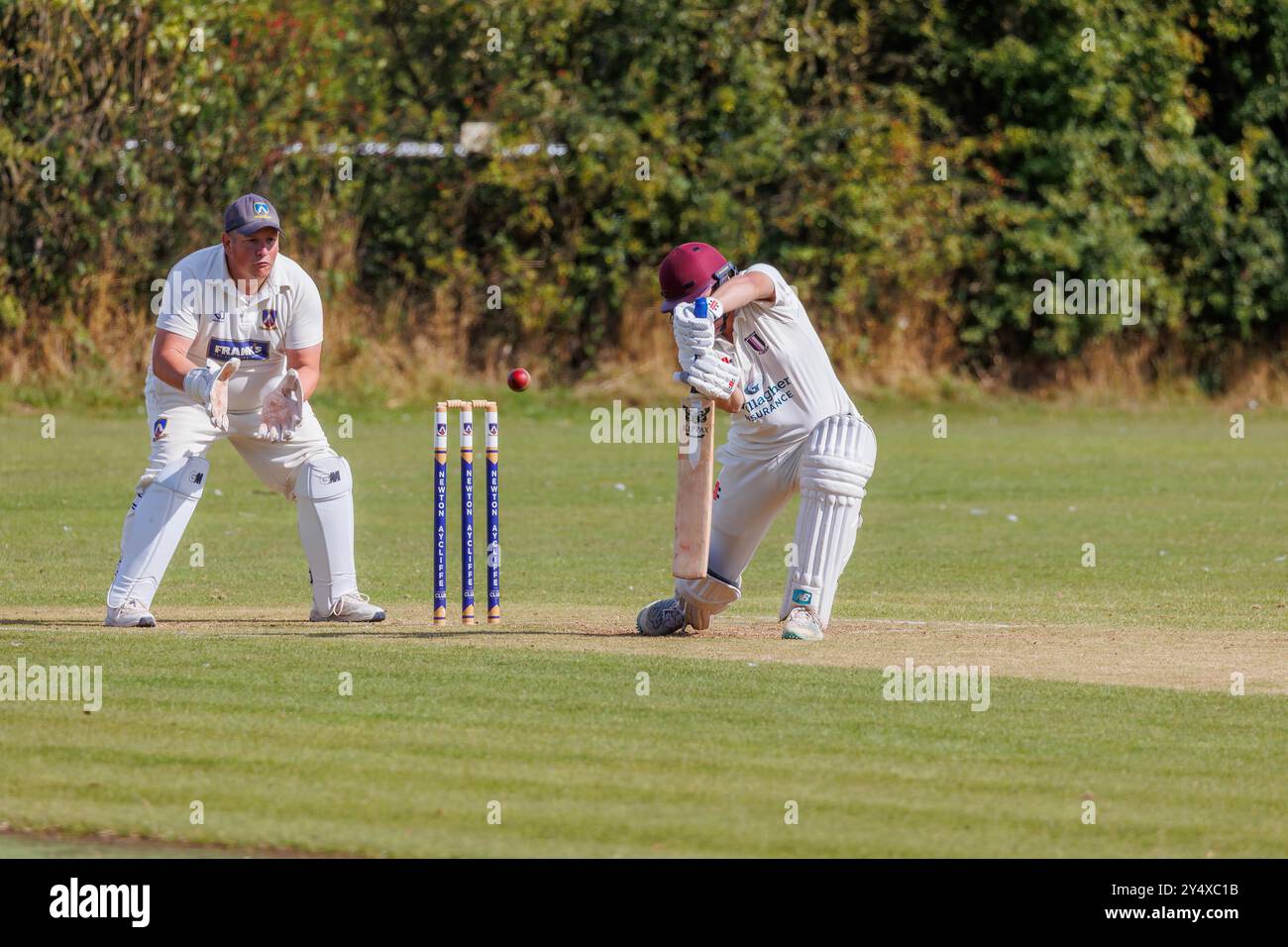 Der Newton Aycliffe Cricket Club war an einem sonnigen Samstagnachmittag Gastgeber des Middlesborough Cricket Club. Schlagmann verpasst den Ball Stockfoto