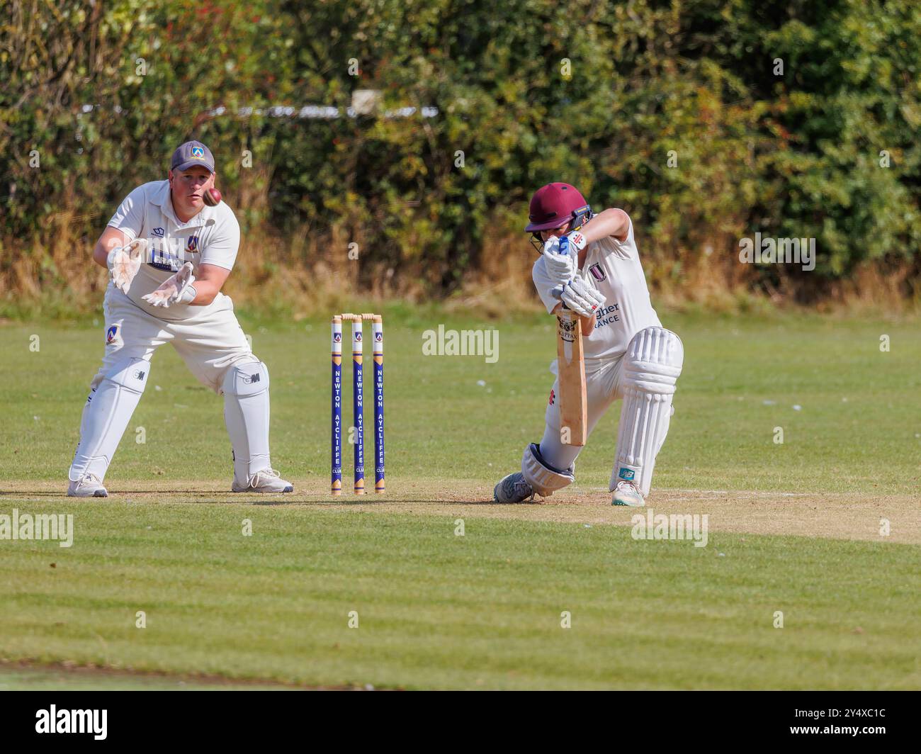 Der Newton Aycliffe Cricket Club war an einem sonnigen Samstagnachmittag Gastgeber des Middlesborough Cricket Club. Wicket Keeper fängt den Ball Stockfoto