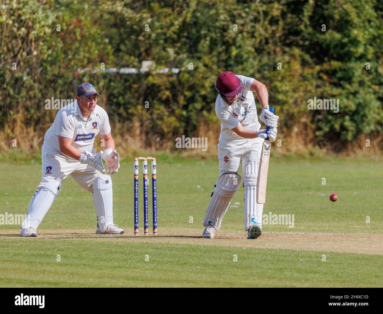 Der Newton Aycliffe Cricket Club war an einem sonnigen Samstagnachmittag Gastgeber des Middlesborough Cricket Club. Batsman bereitet sich darauf vor, den Ball zu schlagen Stockfoto