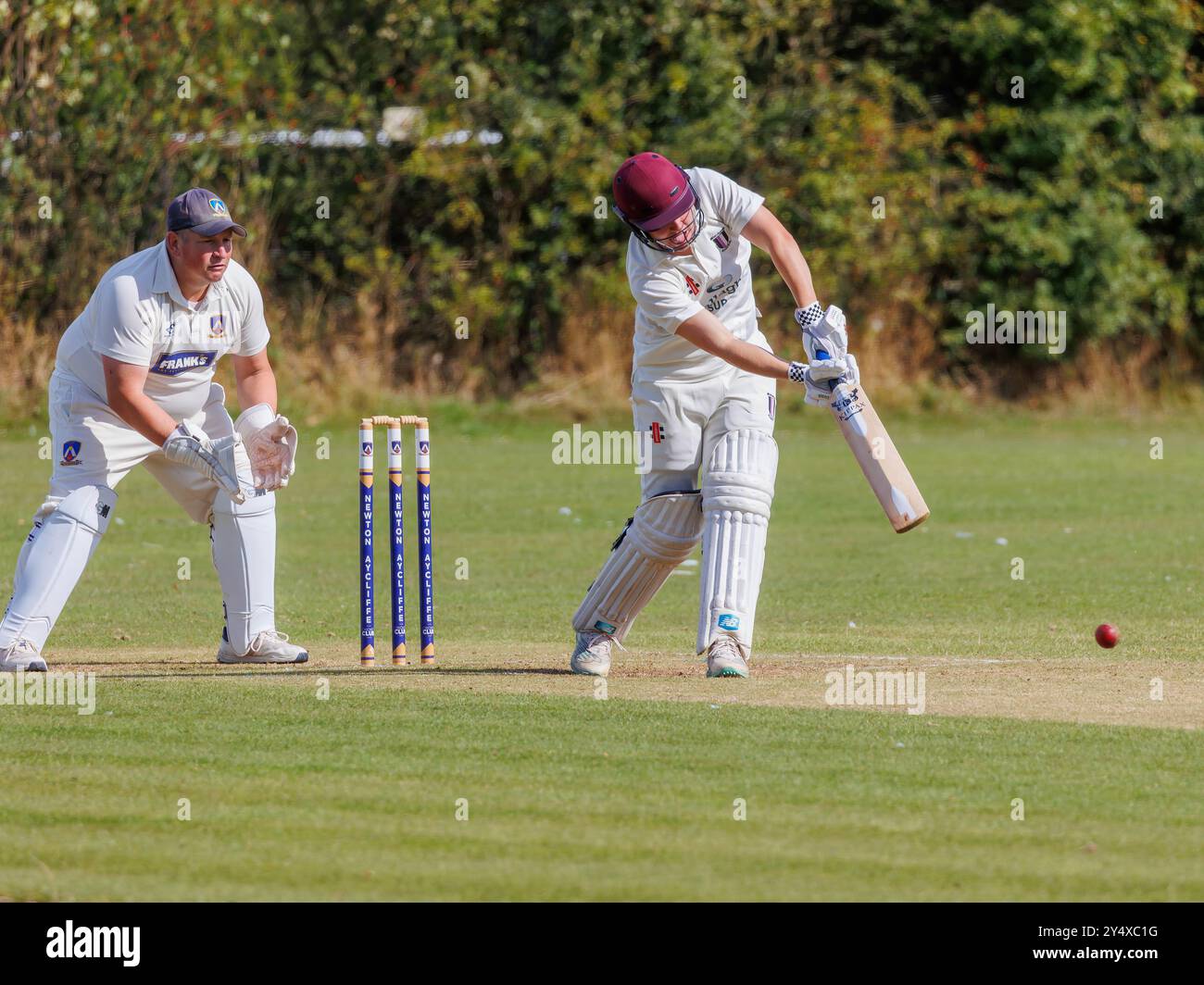 Der Newton Aycliffe Cricket Club war an einem sonnigen Samstagnachmittag Gastgeber des Middlesborough Cricket Club. Schlagmann schlägt den Ball Stockfoto