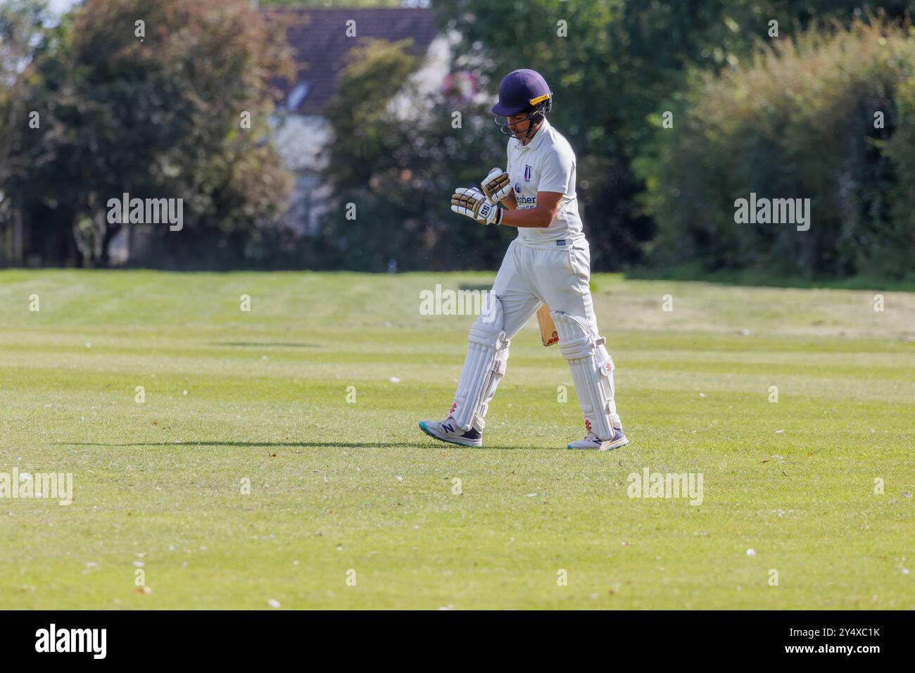 Der Newton Aycliffe Cricket Club war an einem sonnigen Samstagnachmittag Gastgeber des Middlesborough Cricket Club. Der Schlagmann geht zur Falte, um dem ersten Ball zu begegnen Stockfoto