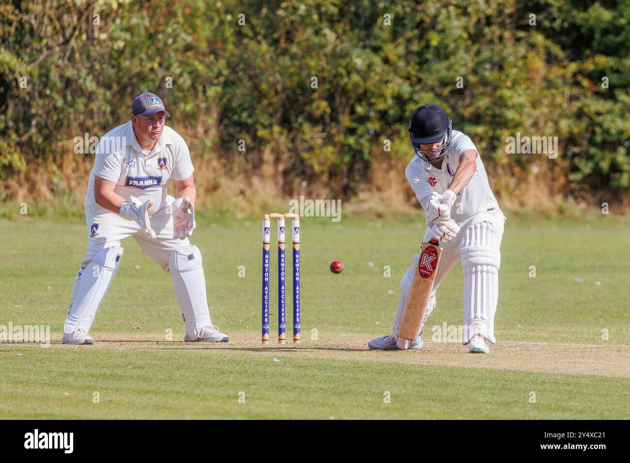 Der Newton Aycliffe Cricket Club war an einem sonnigen Samstagnachmittag Gastgeber des Middlesborough Cricket Club. Schlagmann verpasst den Ball Stockfoto
