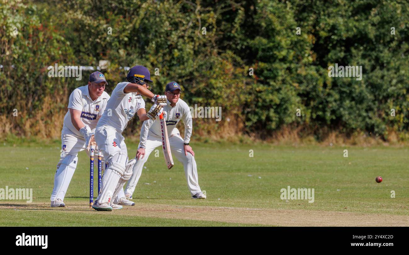 Der Newton Aycliffe Cricket Club war an einem sonnigen Samstagnachmittag Gastgeber des Middlesborough Cricket Club. Batsman bereitet sich darauf vor, den Ball zu schlagen Stockfoto