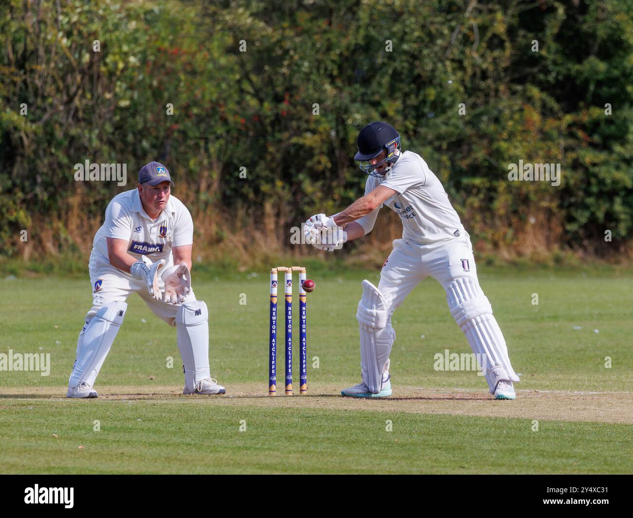 Der Newton Aycliffe Cricket Club war an einem sonnigen Samstagnachmittag Gastgeber des Middlesborough Cricket Club. Schlagmann verpasst den Ball Stockfoto