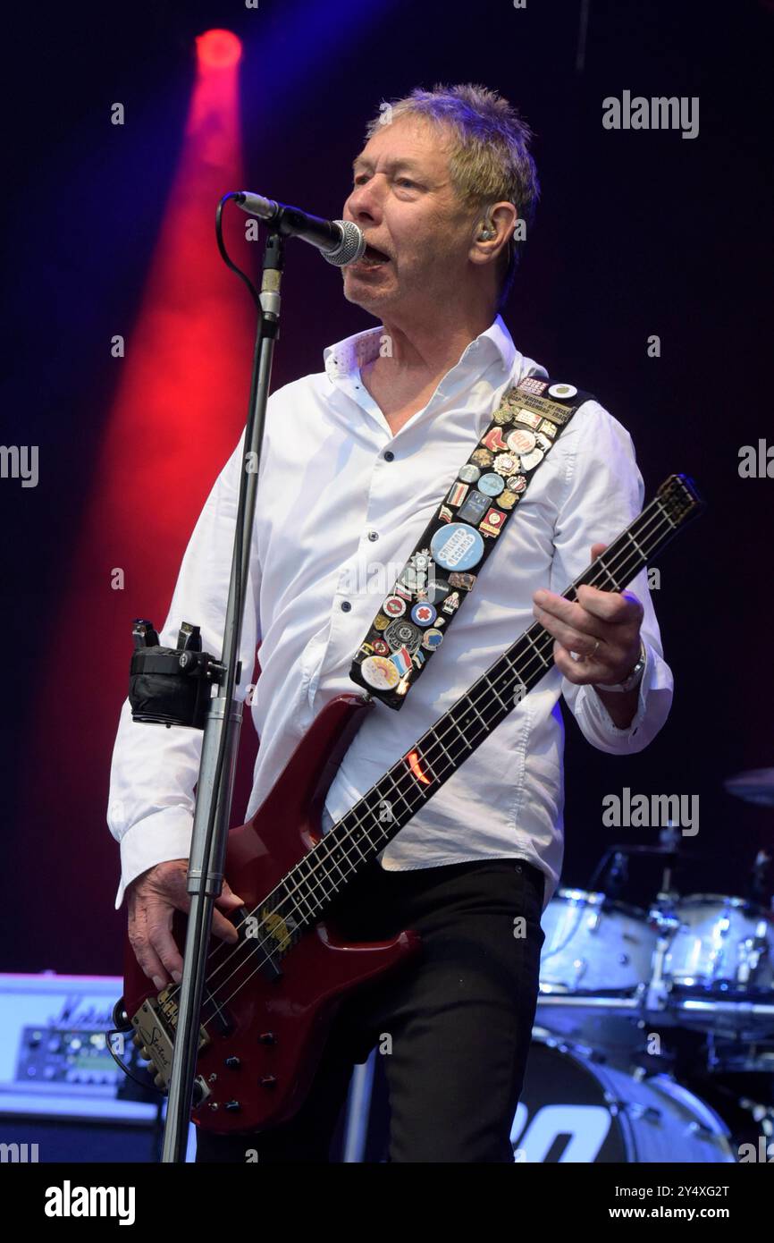 John Victor Rhino Edwards - geboren am 9. Mai 1953 in Chiswick, London Borough of Hounslow/Grossbritannien - der Bassist und Gitarrist gibt mit seiner Rockgruppe Status quo ein Konzert im Schlosspark Oranienburg. *** John Victor Rhino Edwards geboren am 9. Mai 1953 in Chiswick, London Borough of Hounslow Großbritannien, gibt der Bassist und Gitarrist ein Konzert mit seiner Rockgruppe Status quo im Schlosspark Oranienburg Stockfoto