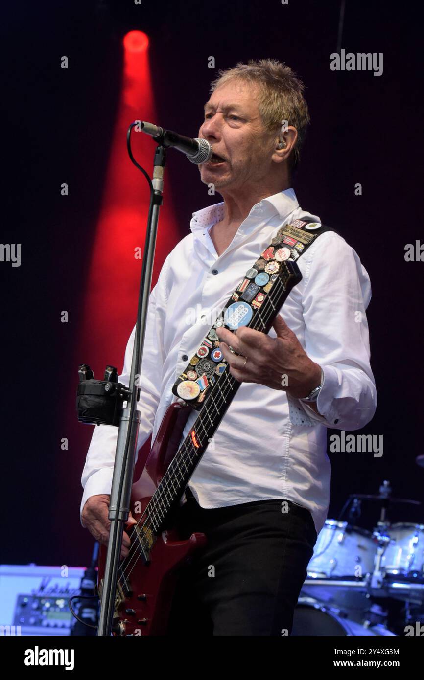 John Victor Rhino Edwards - geboren am 9. Mai 1953 in Chiswick, London Borough of Hounslow/Grossbritannien - der Bassist und Gitarrist gibt mit seiner Rockgruppe Status quo ein Konzert im Schlosspark Oranienburg. *** John Victor Rhino Edwards geboren am 9. Mai 1953 in Chiswick, London Borough of Hounslow Großbritannien, gibt der Bassist und Gitarrist ein Konzert mit seiner Rockgruppe Status quo im Schlosspark Oranienburg Stockfoto