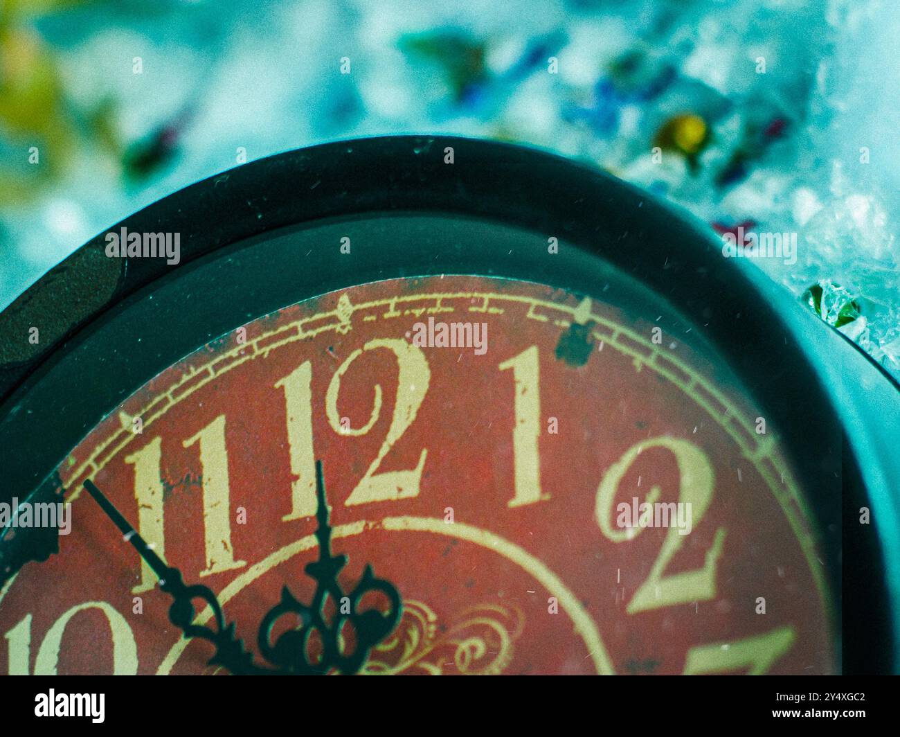 Die alte Uhr zeigt an, dass es in fünf Minuten 12 Uhr ist, das neue Jahr. Silvester. Nahaufnahme. Silvester Countdown Stockfoto